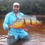 Cleber Ferreira com tucunaré-açu