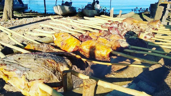 almoço na barranca para pescadores da pescaria no pantanal