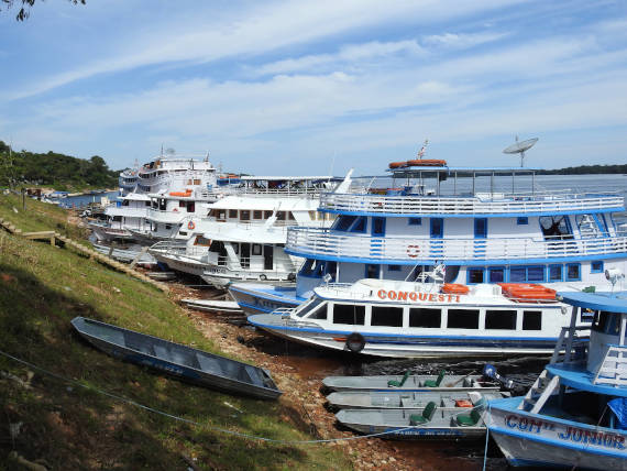 barcos de pesca na Amazônia