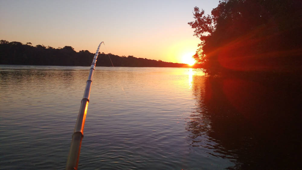 paisagem do rio da viagem com pacotes de pesca