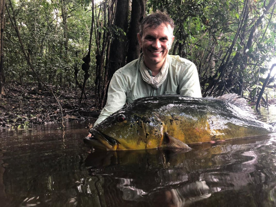 na água com peixe da pesca na Amazônia