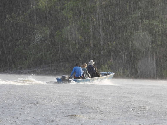 navegação na chuva na pesca na Amazônia