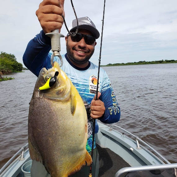 pescaria no pantanal de peixe pacu com isca artificial