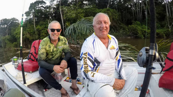 dupla na viagem com pacotes de pesca