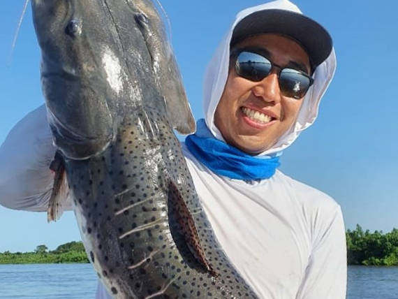 pescador com um pintado da pescaria no pantanal