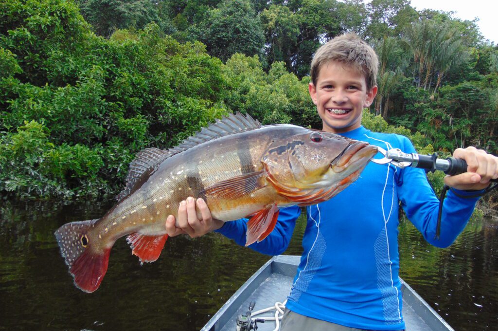 Menino Pesca Tucunaré