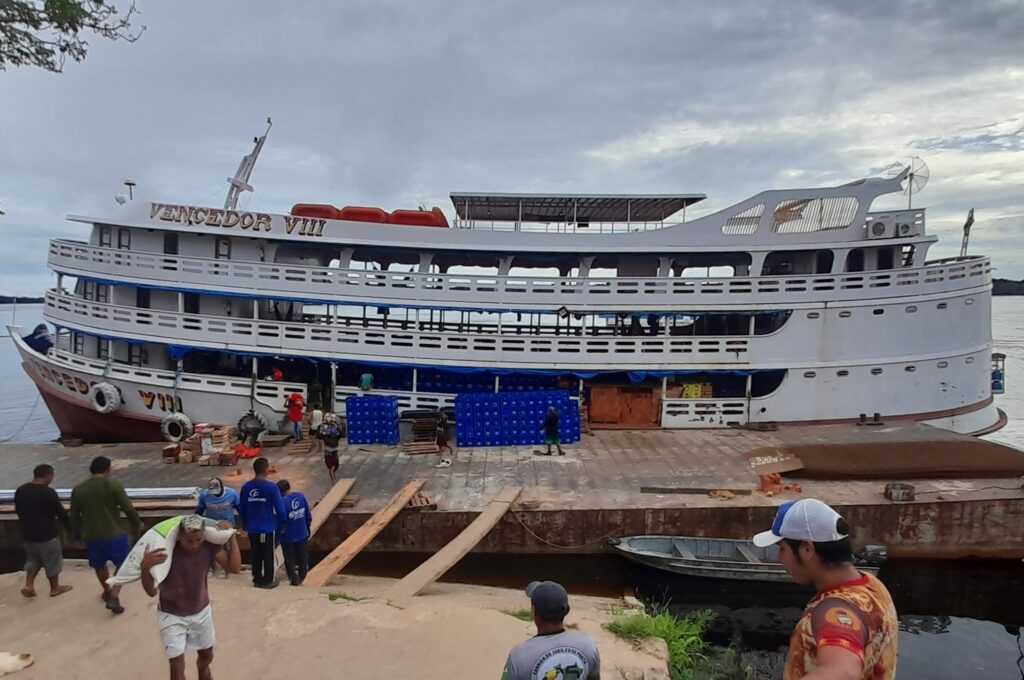 barco de passageiros e cargas